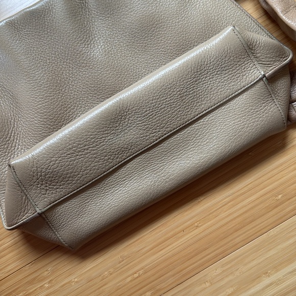 The Row ‘Wander’ knotted shoulder bag in Sand - Picture 15 of 17